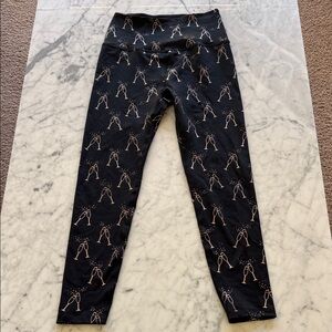 NWOT Beyond Yoga shine bright celebration champagne glasses, black leggings. S